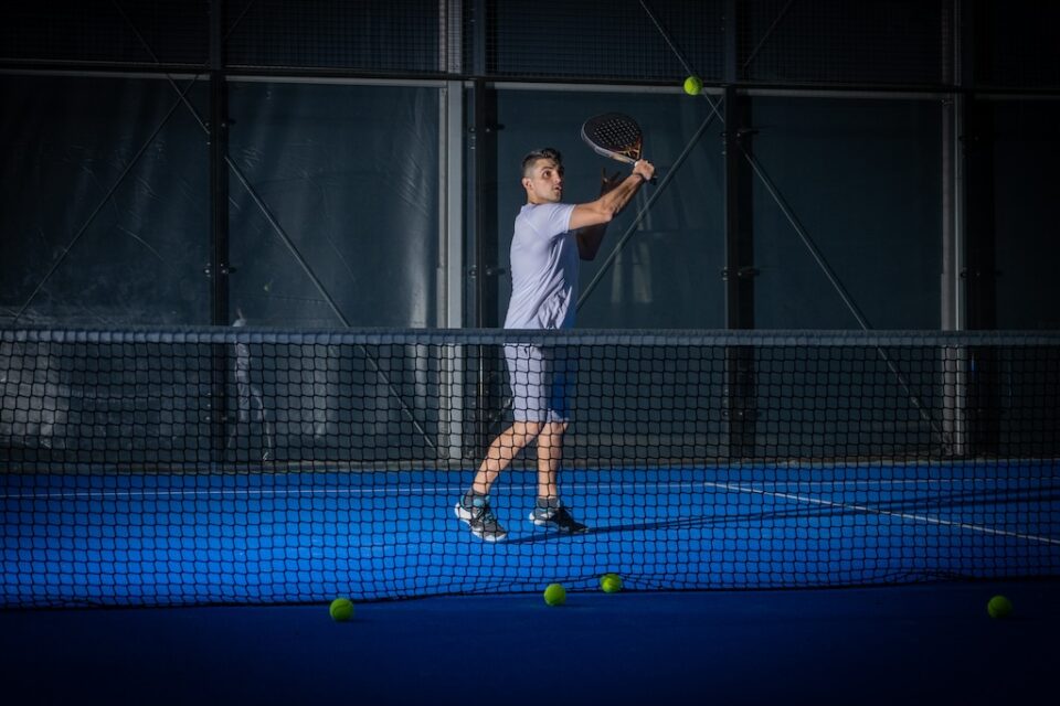 Padel Spieler spielt mit Rückhand