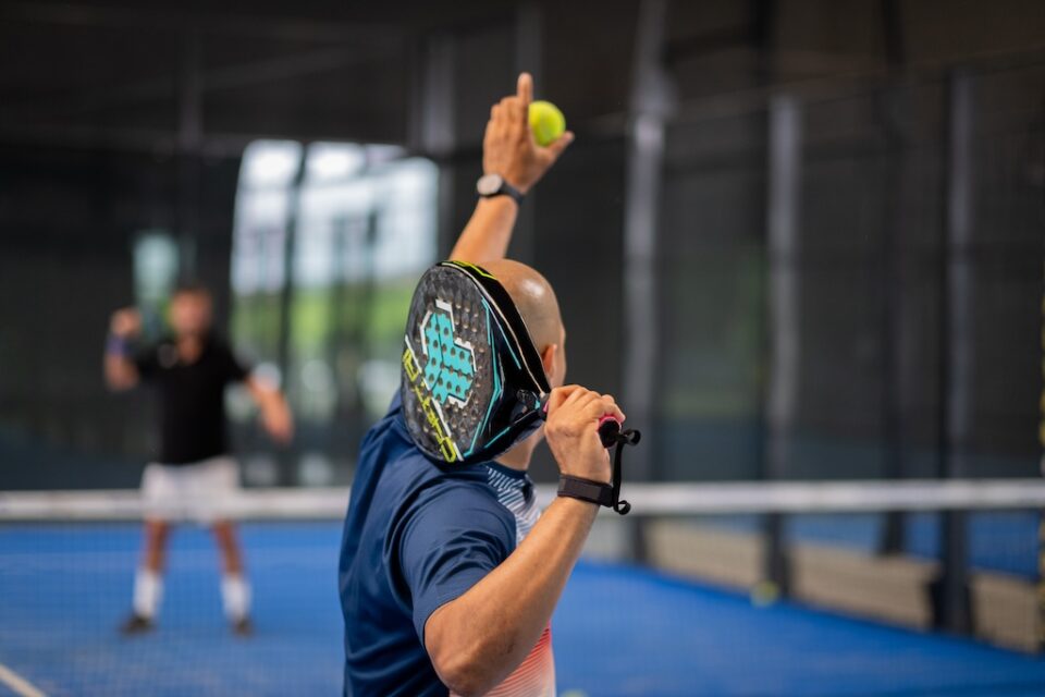 Spieler macht Aufschlag beim Padel-Tennis