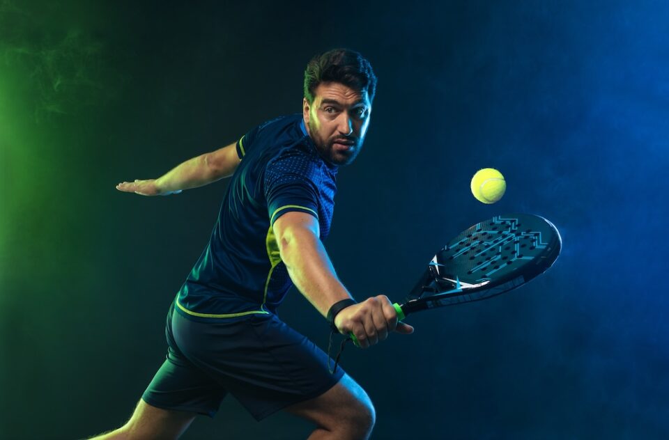 Padel-Spieler mit anfliegendem Ball